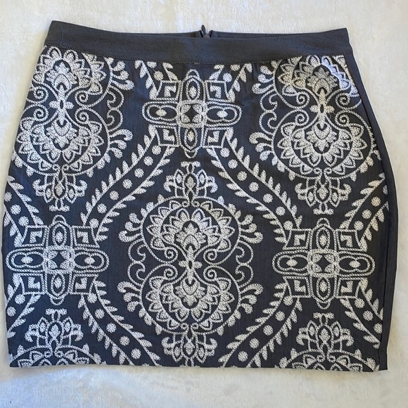 Size small Fora embroidered grey and white mini skirt. - Picture 1 of 5